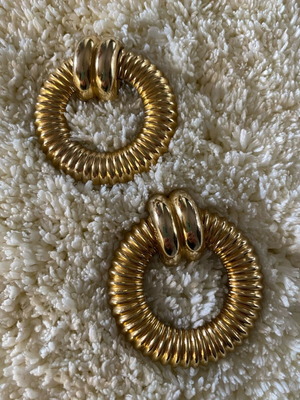 Earrings vintage clip-on with ribbed goldtone daisy design like new