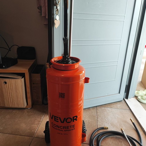 Vevor sprayer 17 liters like new with wheels and 2 hoses