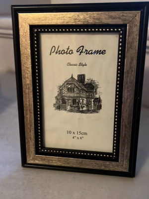 Κορνίζα ξύλινη μαύρο χρυσό για φωτογραφία 10x15 εκ σαν καινούργιο