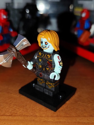 Lego φιγούρα Zombie Thor με Stormbreaker και βάση στήριξης