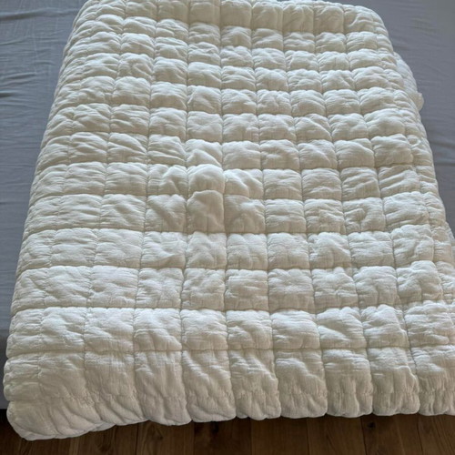 Zara Home quilt 270 x 280 like new, 100% polyester