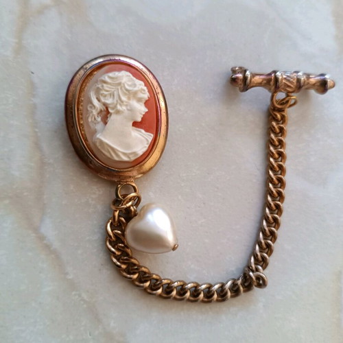 Cameo pin vintage like new with heart-shaped pearl