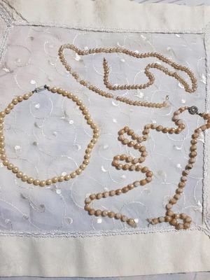 Pearl necklaces used, two broken, pack