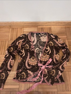 Iso medium cardigan like new, multicolored