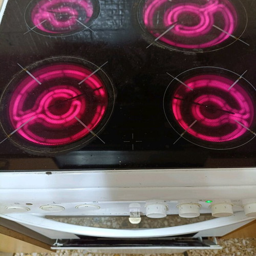 Indesit kitchen stove like new with trays and grill