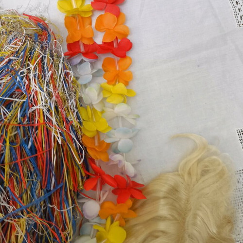Hawaiian carnival costume like new for 14 years old with skirt, wig and flower necklace