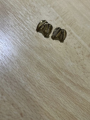 Leaf-shaped earrings like new, gold-colored steel