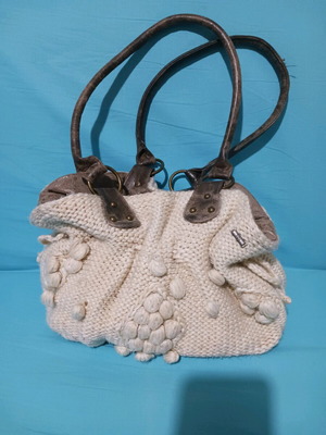Knitted shoulder bag like new, white, wool