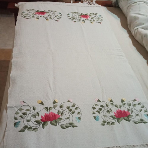 Handmade embroidered vintage table runner 1987 like new