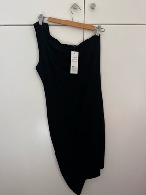 Mini black dress with one shoulder and belt new, size small