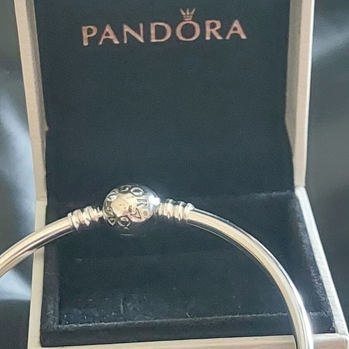 Pandora bracelet new with round clasp, sizes 18 and 21 cm