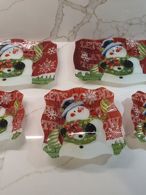 Christmas plates set of 5, new