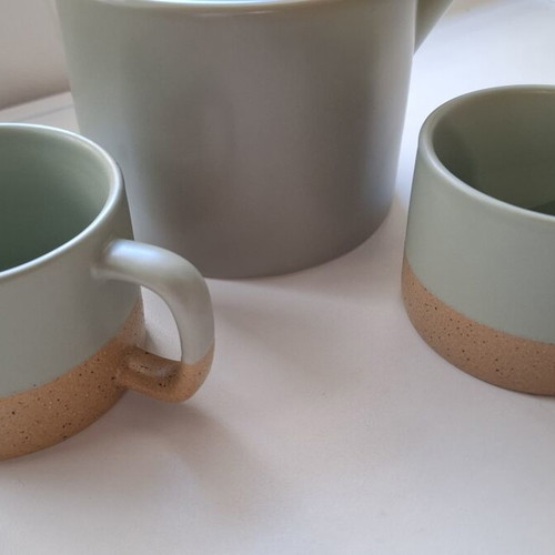 Teapot with two cups like new