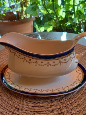 Alfred Meakin porcelain sauce boat from England used