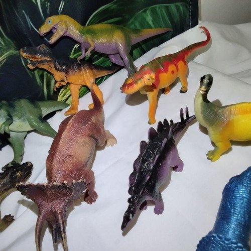 Dinosaur figures like new, set of 31