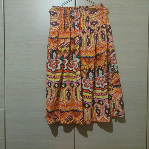 Vintage midi colorful skirt with rips like new, size Medium/Large