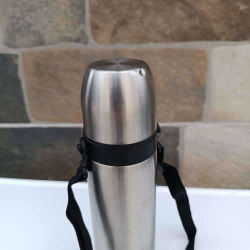 Insulated stainless steel water bottle used, 500ml with strap