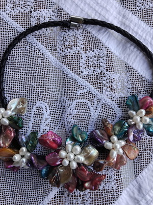 Statement χειροποίητο κολιέ Boho με φυσικά μαργαριτάρια και mother of pearl