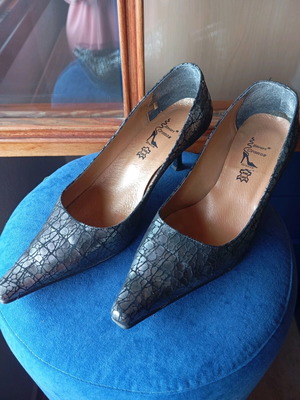 Grey croco pattern pumps like new, size 37