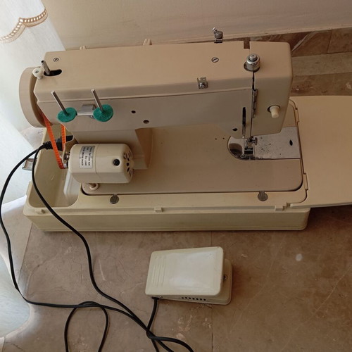 FAPPYCO electronic sewing machine like new, vintage model