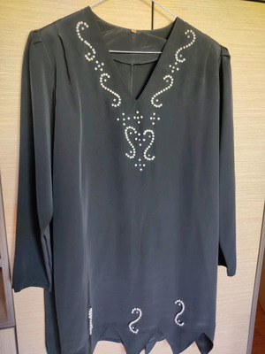 Vintage women's shirt with pointed hem and pearls, size M/L, black