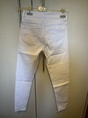 Elastic white jeans used, slim fit with frayed hems
