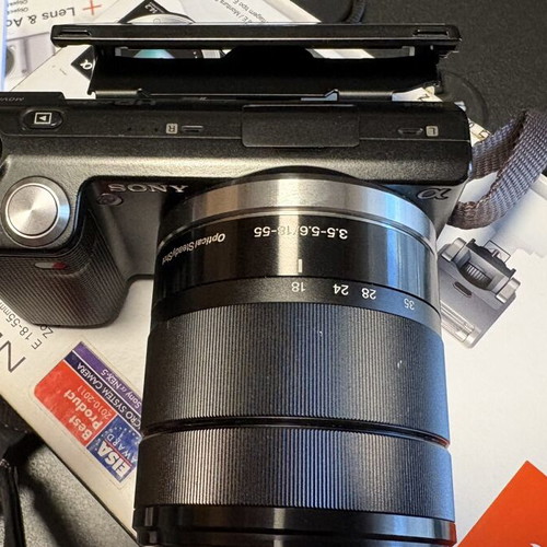 Sony NEX-5 camera kit with 18-55mm lens