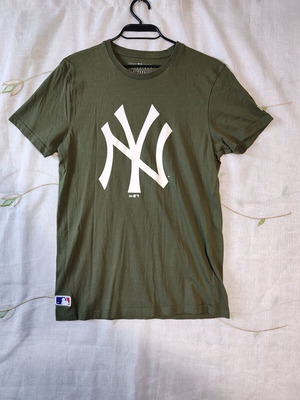New Era MLB New York Yankees T-shirt olive green size S like new
