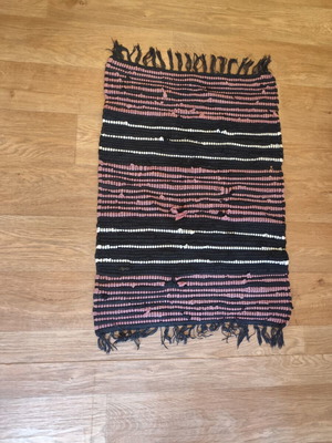 Pink and black rug like new, 74x50 cm