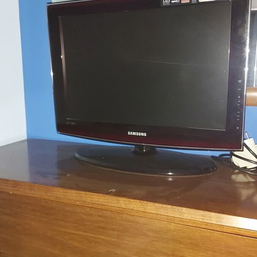 Samsung TVs like new, 1x 40 inch and 2x 22 inch non-smart