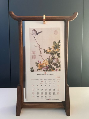 Ξύλινο Επιτραπέζιο Ημερολόγιο Καλλιτεχνικής Αισθητικής | Από Καρυδιά | Ανατολίτικο Design