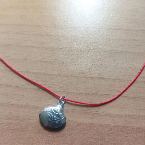 Necklace with shell handmade, new, red and silver