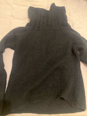 Γυναικείο μάλλινο πουλόβερ Benetton μαύρο, μέγεθος S, σαν καινούργιο