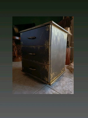 Vintage κομοδίνο χειροποίητο σαν καινούργιο με τρία συρτάρια