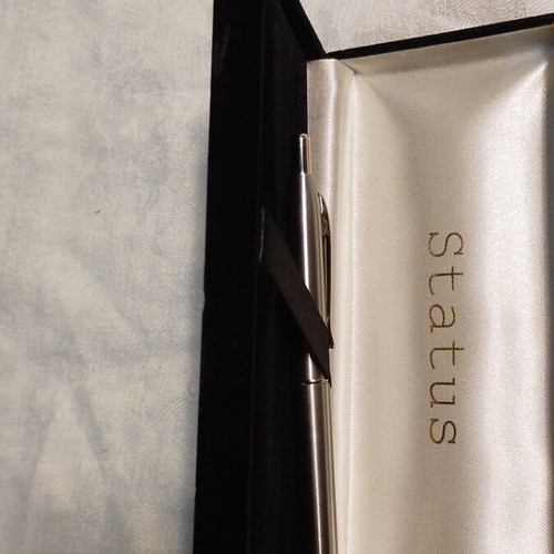 Vintage Status pen with silver case like new