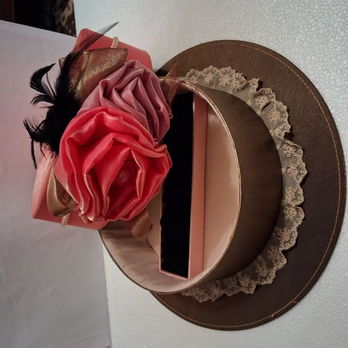 Women's jewelry box used, hat-shaped, red and pink