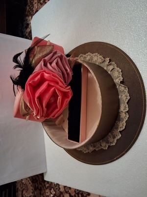 Women's jewelry box used, hat-shaped, red and pink