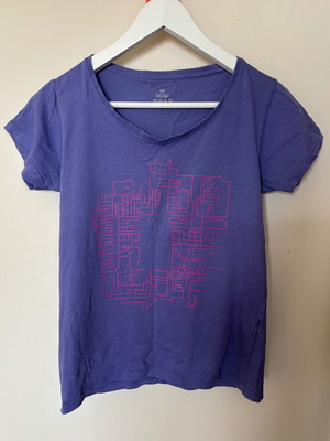 T-shirt with the Labyrinth like new, pink and purple, size S