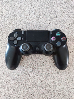 Контролер за Playstation 4 реновиран трети страни