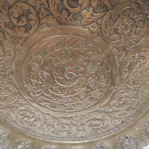 Handcrafted hammered bronze tray like new, 32 cm