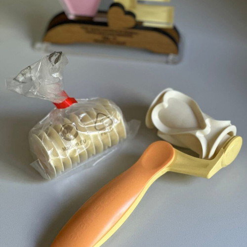 Tupperware dough roller new with 2 replacement parts and patterns