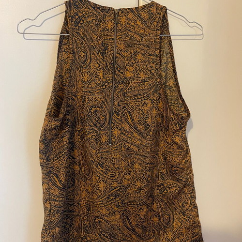 Strass Exclusive sleeveless top like new with pleated neckline and paisley print