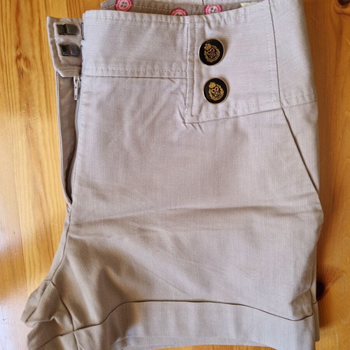 Beige Bermuda shorts size S like new with vintage buttons