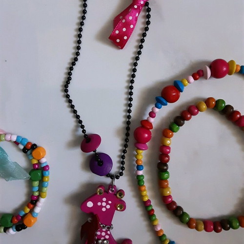Jewelry set like new with wooden giraffe necklace and 3 bracelets