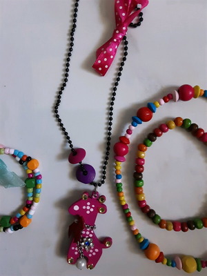 Jewelry set like new with wooden giraffe necklace and 3 bracelets