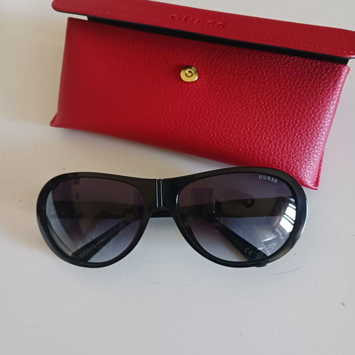 Guess sunglasses like new, black frame