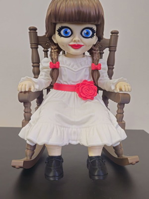Συλλεκτική φιγούρα Annabelle με κουνιστή καρέκλα