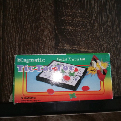 Magnetic tic-tac-toe game used with Nounou advertisement
