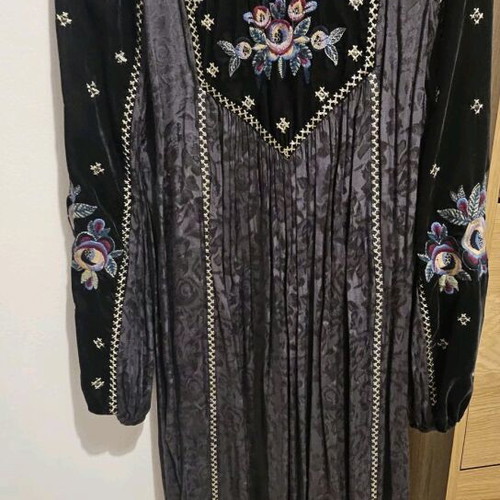 Zara dress with embroidery like new, size XS, black multicolor