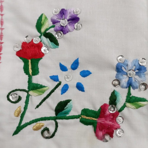 Table runner like new, white with embroidered flowers 61x61 cm